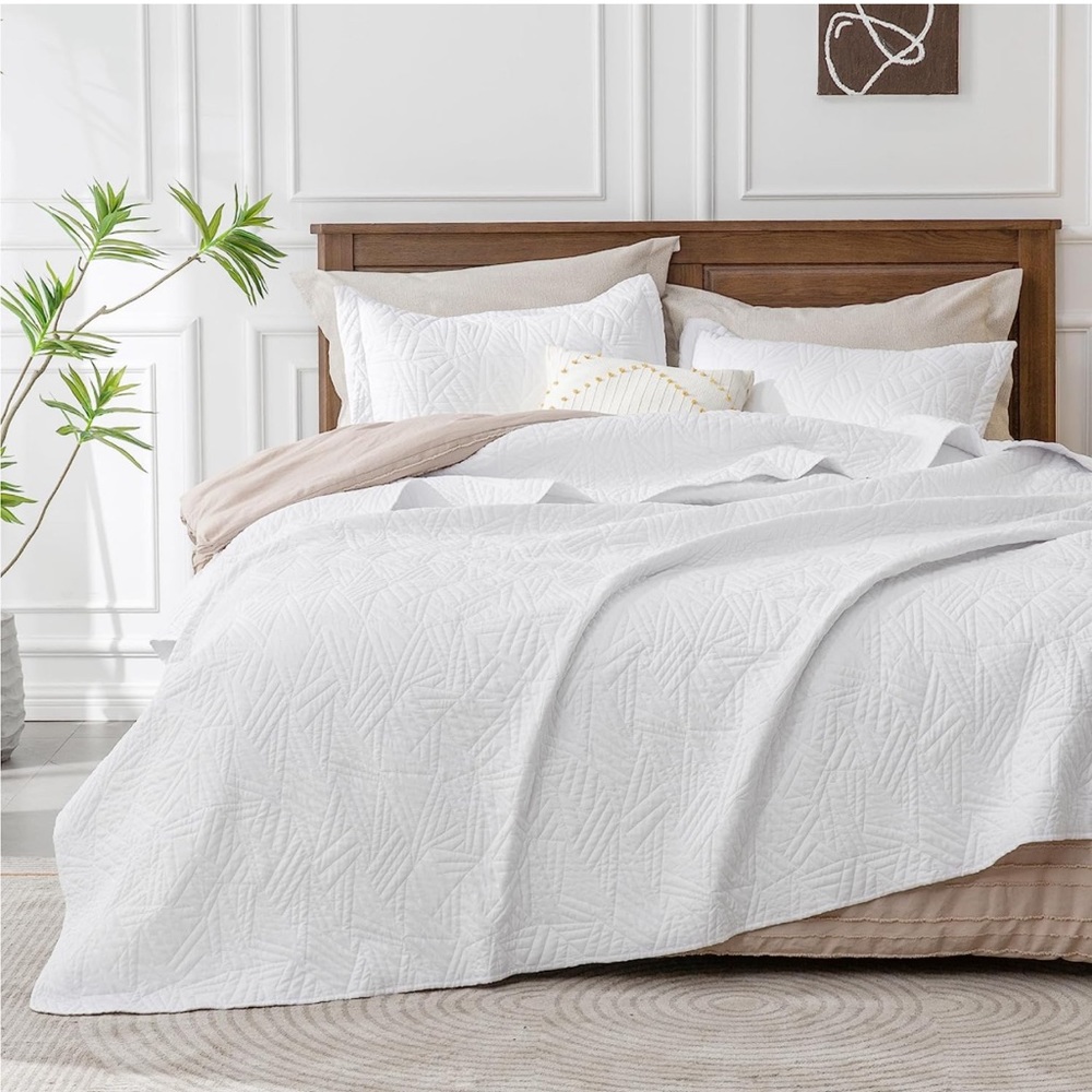 Bedelite KING SIZE White Quilt Set with Shams